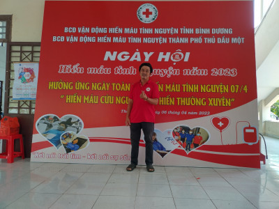 Gương sáng - việc tốt:Thầy Nguyễn Huy Nam trường Tiểu học Nguyễn Du đã 12 lần tham gia hiến máu.