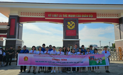 Liên đội Tiểu học Nguyễn Du tham gia chương trình “Một ngày em làm chiến sỹ” tại Trường sỹ quan Công Binh, nhân dịp kỷ niệm 79 năm Ngày thành lập Quân đội Nhân dân Việt Nam
