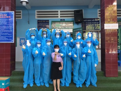 Trường TH Nguyễn Du tổ chức test nhanh Covid - 19 cho CBGVNV và các em học sinh sau Tết Nguyên Đán