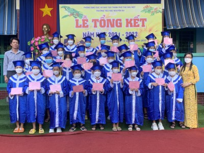 Thầy Nguyễn Trí Dũng và cô Lê Thị Hằng - Phó Hiệu trưởng trao giấy chứng nhận Hoàn thành chương trình Tiểu học cho các em HS