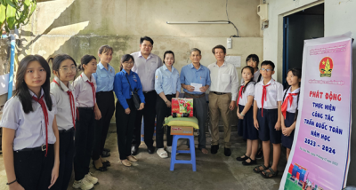 Liên đội Tiểu học Nguyễn Du thăm hỏi, tặng quà các gia đình chính sách nhân dịp kỷ niệm 79 Năm ngày thành lập Quân đội Nhân dân Việt Nam